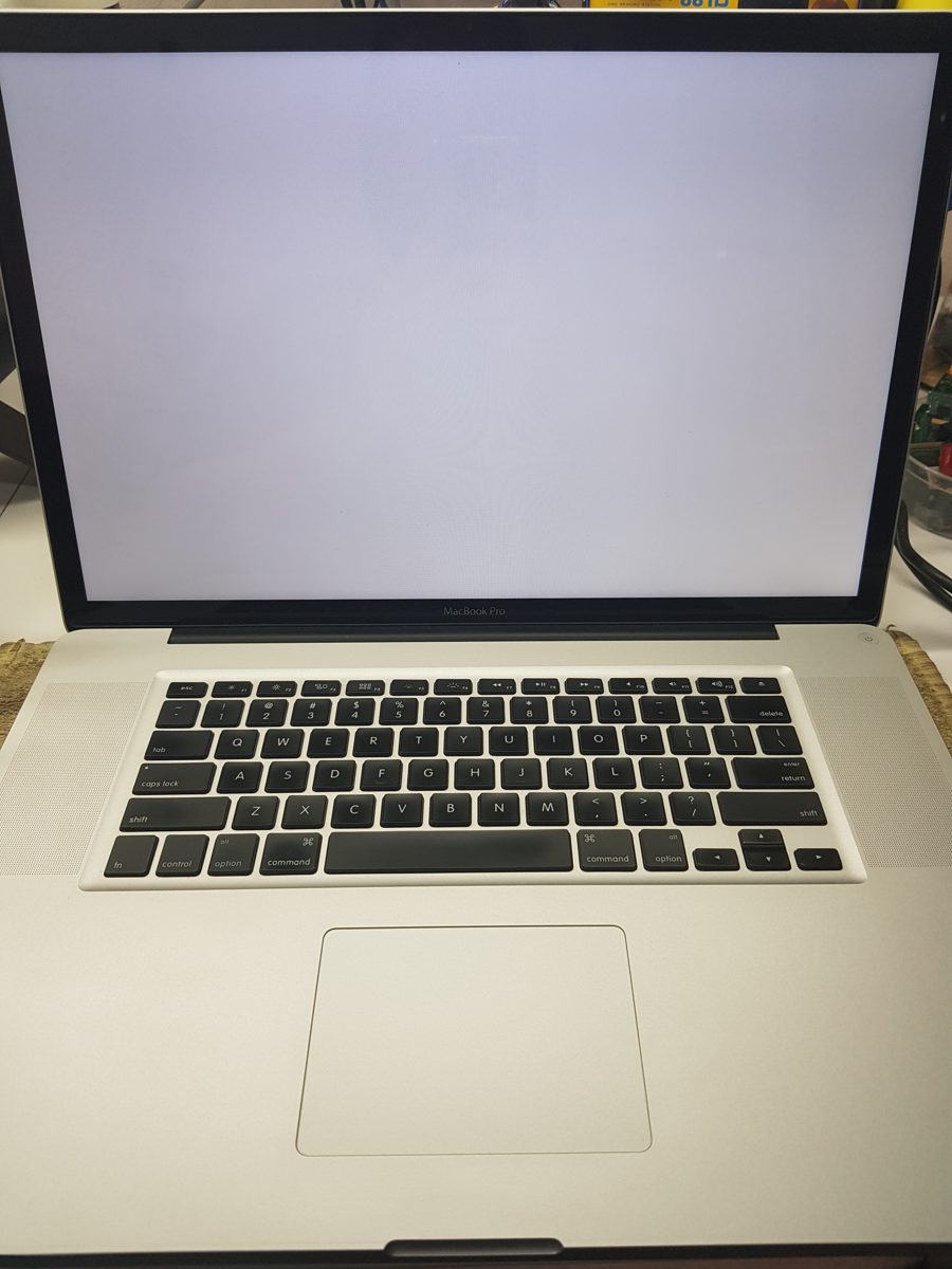 MacBook Pro A1297 - ANTES - caso real de reparo de placa lógica