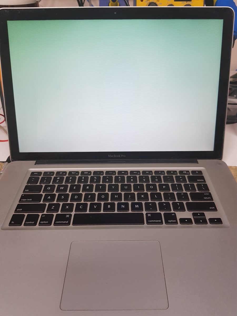 MacBook Pro A1286 - ANTES - caso real de reparo de placa lógica