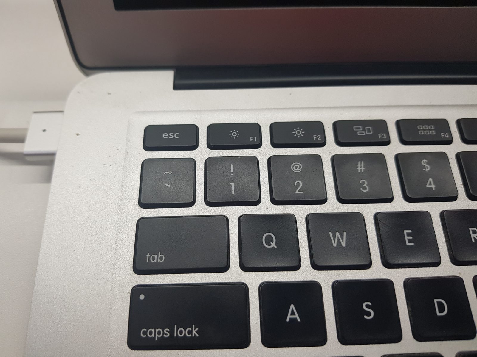 MacBook Air A1466 - ANTES - caso real de reparo de placa lógica