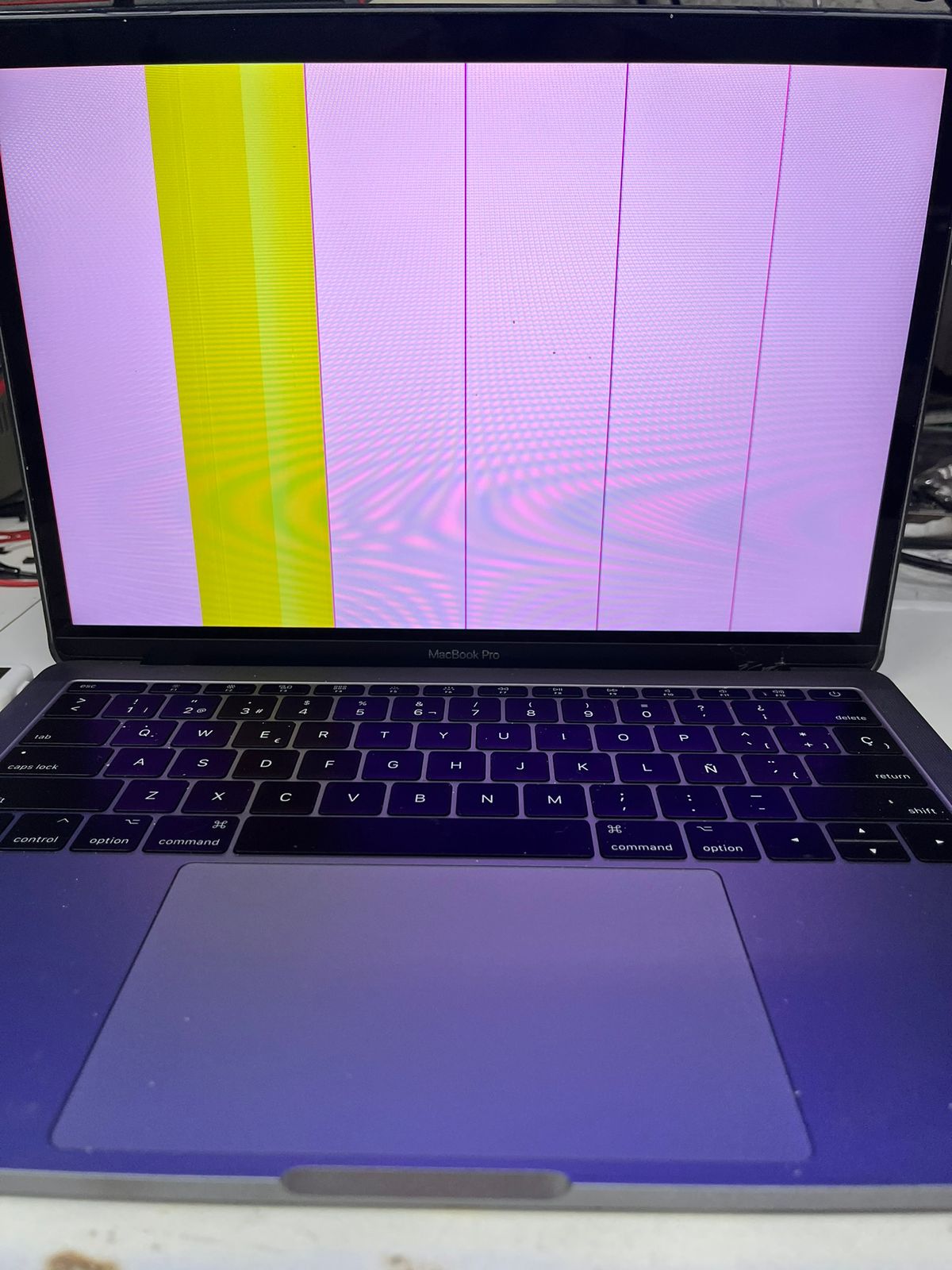 MacBook Pro com falha de imagem na tela - caso real Infotecrc